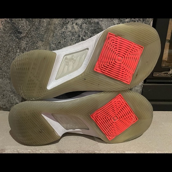Lightly used mens Under Armour Curry 6 basketball shoes - Picture 4 of 7